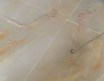 个旧瓷砖空鼓维修公司分享粘合剂选择不当在瓷砖铺贴过程中可能导致以下问题