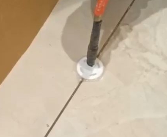 个旧瓷砖空鼓维修公司专业解答瓷砖在铺贴过程中，如果没有涂抹均匀到位的粘结材料（如水泥砂浆或瓷砖胶），可能会导致以下问题