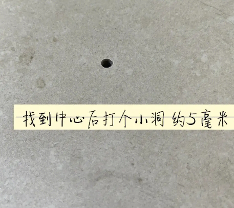 个旧瓷砖空鼓维修公司专业解答在瓷砖铺贴过程中，如果砂料搅拌不均匀，将会带来以下问题