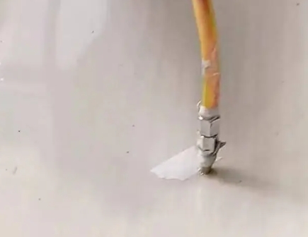 个旧瓷砖空鼓维修公司专业解答在瓷砖铺贴过程中，如果使用的砂料过粗（如全部使用了粗砂），可能会导致以下问题